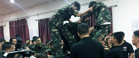 不拋棄，不放棄，全力以赴火爆人，凝聚一心戰(zhàn)佳績！