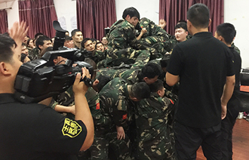 為勝利，無路，我們愿搭人肉梯！