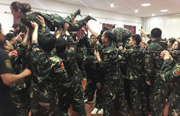 只有頑強拼搏，才能超越自我！