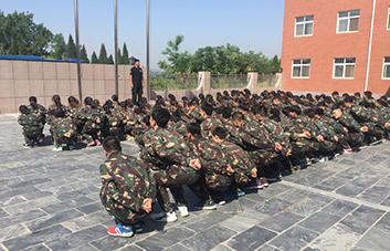 驕陽似火巋然不動，這才是火爆人的堅毅！