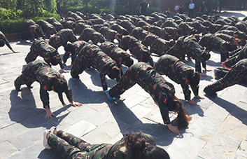 俯臥撐懲罰，全體人員為犯錯學員買單！