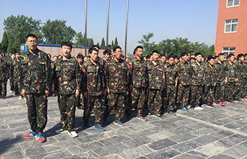 軍訓現(xiàn)場，教官逐個檢查軍姿標準！