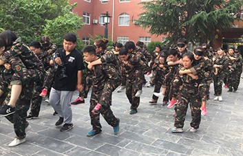 不論艱難險阻，我都將握緊你的手與你同行！