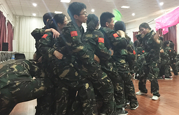 凝聚產(chǎn)生力量，團結(jié)誕生希望！