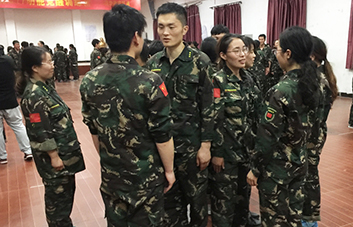 善于發(fā)現(xiàn)身邊世界的美，不吝嗇對別人的贊美！