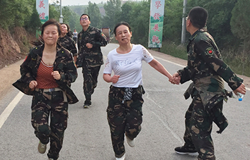 不論是攙扶還是背扛，我們沒有丟掉任何一個人！