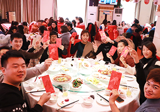 �𱬼���һ���2018���ψA�M��̖(h��o)����ͬӭ��2019�ĵ���(l��i)��